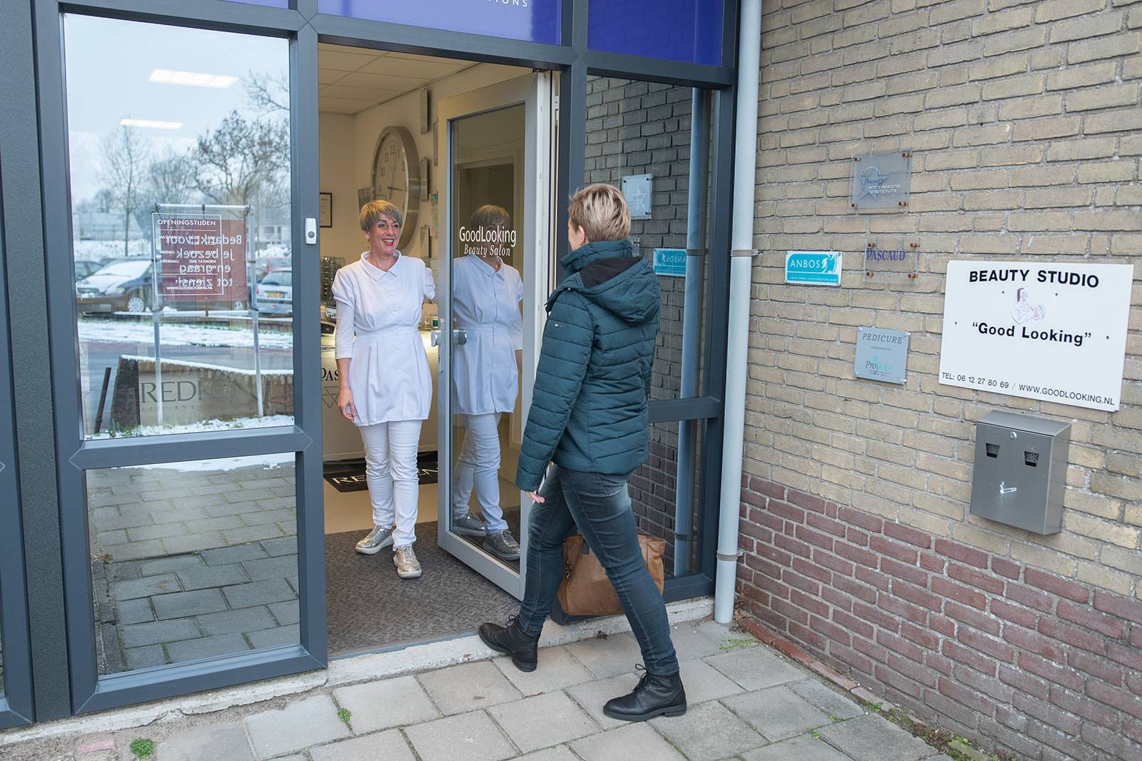 mevrouw-loopt-naar-binnen