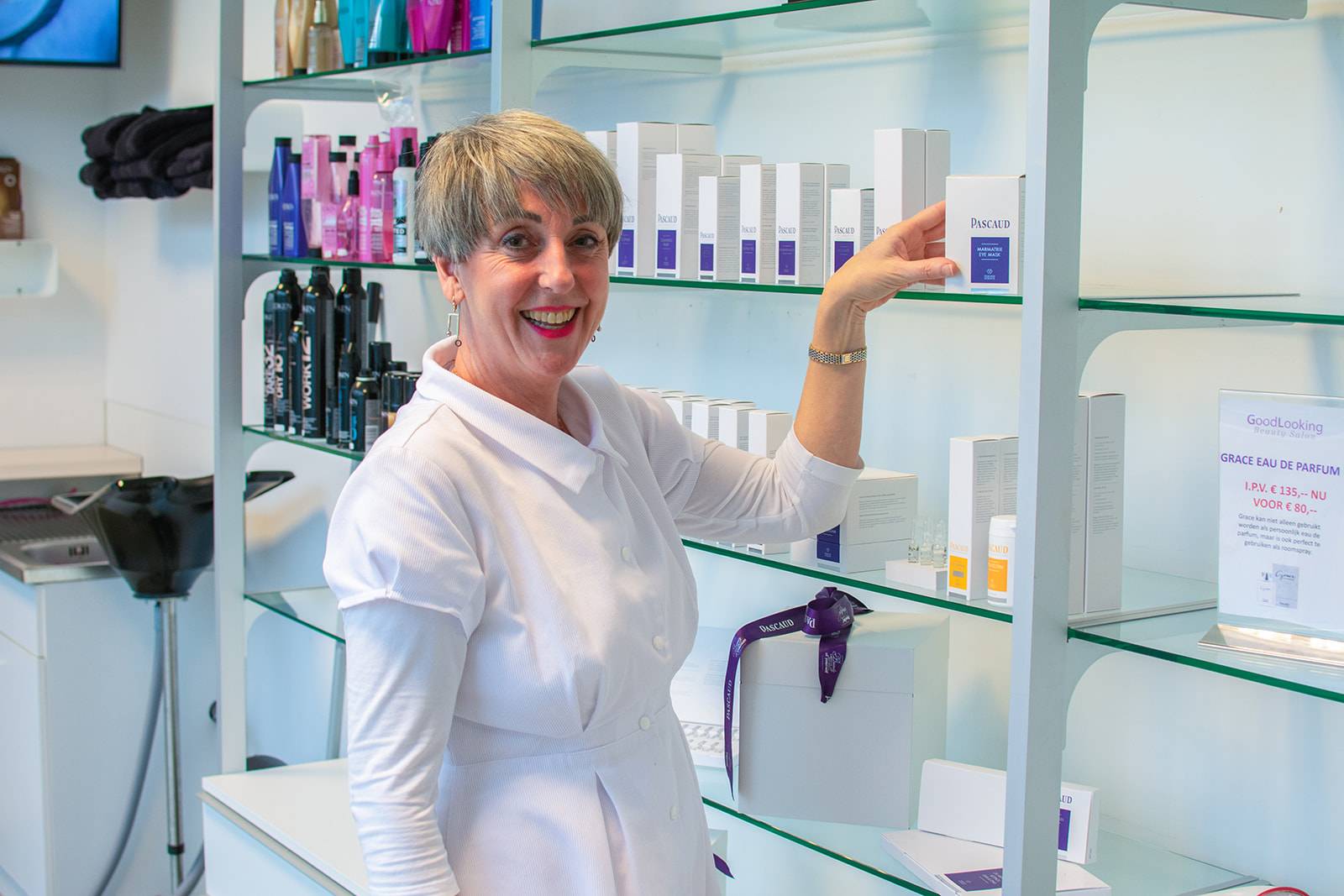 vrouw-pakt-een-product